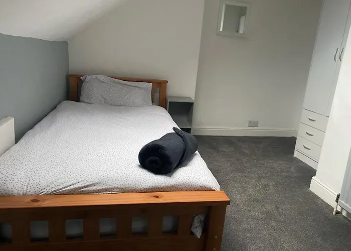 Spacious 4 Bedroom Townhouse Holiday home *